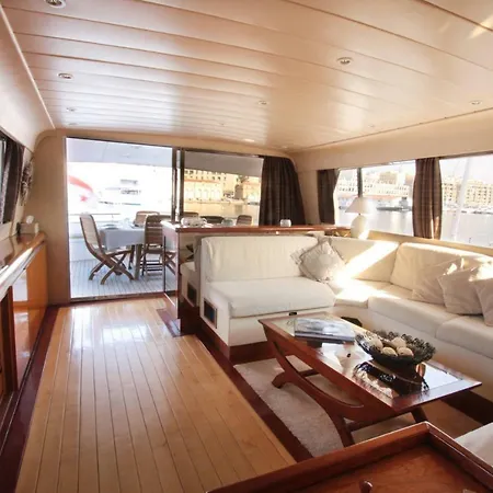 Yacht Cyos *